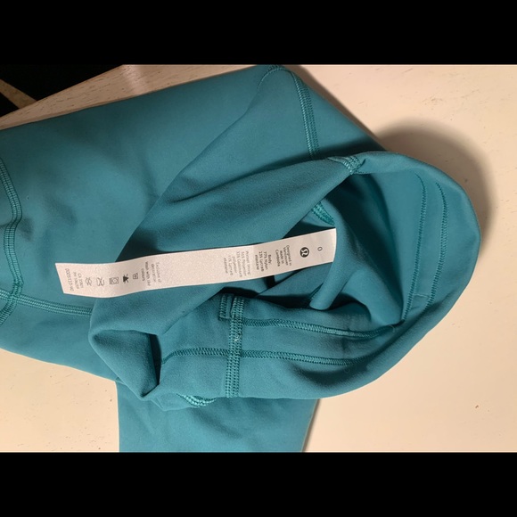 Lululemon wonder train shorts - Picture 3 of 3